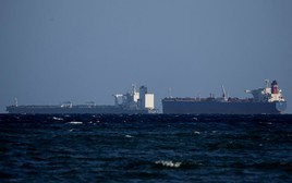 Biến mất sau khi bị Mỹ bắt giữ nửa tháng trước, 2 tàu chở dầu Venezuela bất ngờ tái xuất