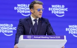 Kính râm của Tổng thống Macron nổi rần rần trên mạng