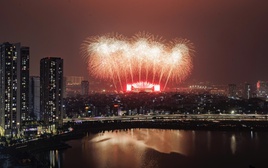 Ngắm màn pháo hoa quy mô lớn "chưa từng có" vừa xuất hiện trên bầu trời Hà Nội