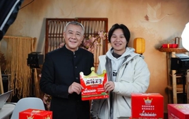 Chàng trai 20 năm sống khổ vì tưởng nhà nợ nần, tốt nghiệp xong mới biết mình là người thừa kế tập đoàn tỷ đô