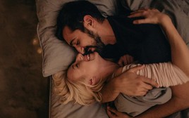 Làm "chuyện ấy" buổi sáng hay buổi tối tốt hơn? Câu trả lời bất ngờ từ chuyên gia