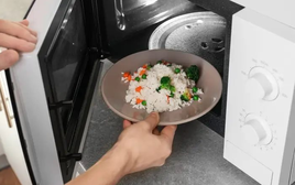 Dùng lò vi sóng hâm nóng thức ăn, tại sao đĩa bên trong cứ xoay mà không chịu đứng yên: Đố ai giải thích được