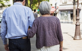 Câu chuyện người đàn ông sống cùng mẹ 80 tuổi khiến ai đọc xong cũng suy nghĩ: Có một kiểu cha mẹ bất công đến vô lý thế này!