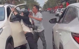 Bắt tạm giam người chặn đầu xe, đấm vào mặt tài xế lái ô tô giữa phố Đà Nẵng