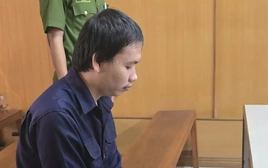 Vừa ra tù, 'yêu râu xanh' giở trò với bé gái bán vé số dạo