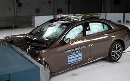 Bài test này cho thấy không phải ‘Mẹc’ đời mới nhất là an toàn hàng top: E-Class 2026 ‘trượt’ điểm tối đa vì không bảo vệ tốt người ngồi