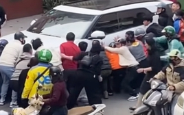 Tạm giữ tài xế ô tô lùi xe khiến 2 phụ nữ thương vong ở Hà Nội