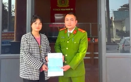 Bất ngờ được nhận 1 tỷ đồng, cô gái vội đến trụ sở công an trình báo