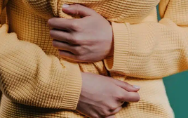 Người phụ nữ đau bụng dữ dội nên đi khám, chuyện xảy ra 23 phút sau đó gây "chấn động"