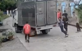 Clip 3 học sinh nhanh trí cứu xe tải mất phanh, tuộc dốc ở Lâm Đồng