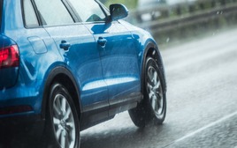 Cách chăm sóc xe ô tô mùa nồm ẩm, mưa phùn