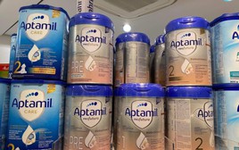 Độc tố trong sữa Aptamil ở Đức: Trẻ em chỉ cần 0,0027 mg có thể gây ngộ độc, dùng lâu dài làm suy giảm chức năng gan, tụy