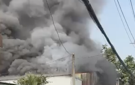 Cháy nhà dân ở TPHCM, khói đen bao trùm một khu vực