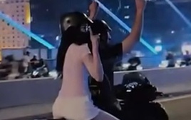 Đôi nam nữ chạy SH chỉ 2 tay lên trời trên cầu Ba Son