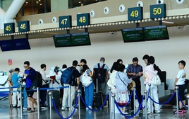 Người dân ùn ùn trở lại TPHCM, sân bay Tân Sơn Nhất đón khách kỷ lục