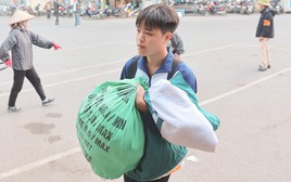 Ngày cuối nghỉ Tết Dương lịch, người dân lỉnh kỉnh bê quà quê trở lại Hà Nội