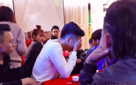 Chàng trai oà khóc khi phát hiện sự thật bà nội giấu suốt 18 năm: Một mảnh giấy thấm đầy nước mắt