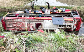 Lật xe khách ở Sơn La, 11 người bị thương