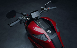 Lộ diện xe máy điện dùng pin thể rắn đầy pin đi 600km, 10 phút sạc đi 300km: Của hãng nào, giá bao nhiêu?