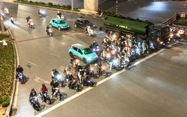 Đường Hà Nội thưa vắng trong đêm rét 10°C, tài xế vẫn dừng ngay ngắn chờ đèn đỏ