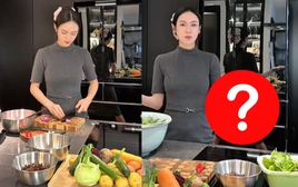 Vũ Thúy Quỳnh đứng nấu ăn nhưng thứ phản chiếu qua tủ lạnh nó... kỳ ghê!