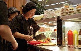 Từ tiệm nhỏ của người nhập cư thành trào lưu ẩm thực: Món ăn Việt Nam ‘gây sốt’ ở Australia