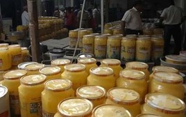 Nhận tin mật rồi đột kích một cơ sở, công an triệt phá đường dây sản xuất bơ giả từ hóa chất, tịch thu hơn 300kg sản phẩm pha trộn