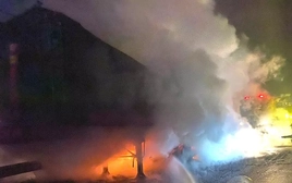 Xe đầu kéo chở than bốc cháy dữ dội trên cao tốc Bắc - Nam