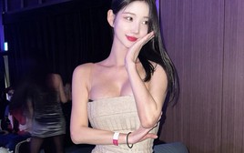 Bất ngờ ghé thăm Việt Nam, nữ DJ nổi tiếng khoe dáng bốc lửa, khiến fan tiếc "nháo nhào" săn chữ ký