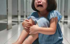 Bé gái 4 tuổi thường xuyên kêu đau chân, gia đình tưởng đau tăng trưởng, đi khám mới biết bé mắc "loại ung thư nguy hiểm nhất ở trẻ em"