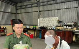 Người đàn ông đi lạc gần 800 km được công an hỗ trợ về nhà