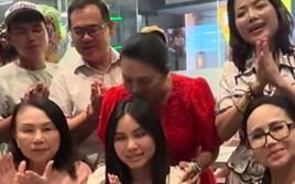 Nữ NSƯT SN 1970 nói thẳng với con trai Thanh Tuyền: "Tại người này mà tôi ở Mỹ"