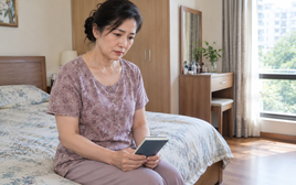 56 tuổi vừa đi thêm bước nữa, người phụ nữ hoang mang khi đọc cuốn sổ ghi chép của chồng trong tủ