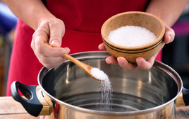 Muối không chỉ là gia vị mà còn là "thuốc" chữa bệnh: 6 tác dụng nhiều người đang bỏ phí