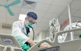 Có người nguy kịch, phải thở máy sau vài ngày mắc cúm A: Cảnh báo những dấu hiệu bệnh cần đi khám ngay