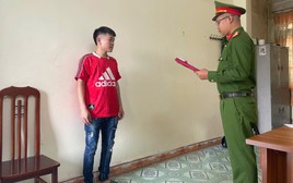 Công an bất ngờ kiểm tra cửa hàng Dương Dolce, khởi tố Nguyễn Văn Dương SN 2000