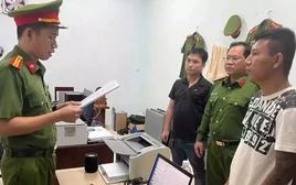 Bắt giam đối tượng mang kiếm đập phá tài sản, đăng video lên Facebook ‘Không Cần Biết’