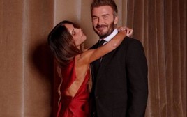 Victoria 52 tuổi vẫn diện đầm lụa sexy, tình tứ sánh đôi bên David Beckham