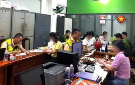 Xử phạt 6 phụ nữ ngồi tạo dáng chụp ảnh giữa khúc cua trên đèo Hải Vân