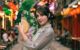 Du khách Đức diện áo dài “đi lạc” vào phố đường tàu, khoe loạt ảnh đẹp như phim
