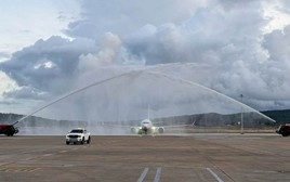 Đúng sáng hôm qua - 19/10, một máy bay từ Kazakhstan được thực hiện nghi thức phun vòi rồng khi hạ cánh tại Việt Nam