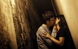 Biết bạn thân của chồng lén lút ngoại tình, tôi thử hỏi dò một câu, không ngờ phản ứng của chồng khiến tôi lạnh sống lưng