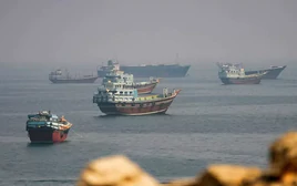 Liên tiếp 7 tàu trúng hỏa lực và thủy lôi trên eo biển Hormuz, Iran cảnh báo Mỹ