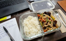 Vợ dậy từ 5 giờ sáng nấu cơm cho chồng mang đi làm nhưng anh lại nổi giận: Hộp cơm làm mất cơ hội kiếm tiền của đàn ông?