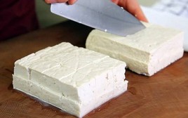 Đi chợ mua đậu phụ, gặp 4 dấu hiệu này tôi nhất định không lấy: Người bán lâu năm cũng phải gật gù khen sành