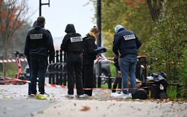 Xả súng kinh hoàng gần Paris, nghi phạm gài bẫy nổ trong nhà