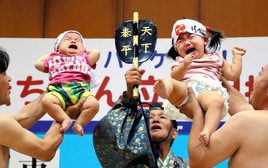 Vì sao ở Nhật Bản, võ sỹ sumo dọa trẻ em khóc thét mà bố mẹ vẫn cười?