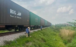 Chạy xe máy băng qua đường sắt, người phụ nữ bị tàu tông tử vong