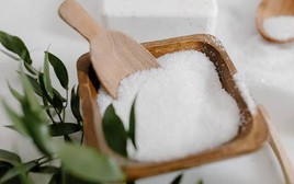 Nhiều gia đình đặt 1 bát muối trong nhà: Hóa ra vì 5 lý do này