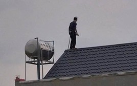 Đã bắt được 2 đối tượng cầm kiếm cố thủ trên nóc nhà suốt 10 tiếng ở Thanh Hoá